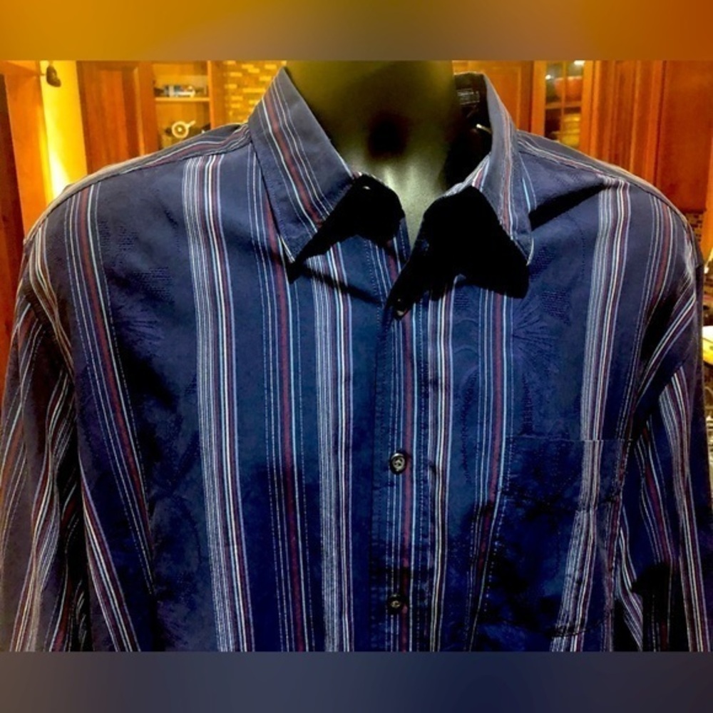 Tommy Bahama men’s button front shirt. Sharp blue‎ with white/red stripe…